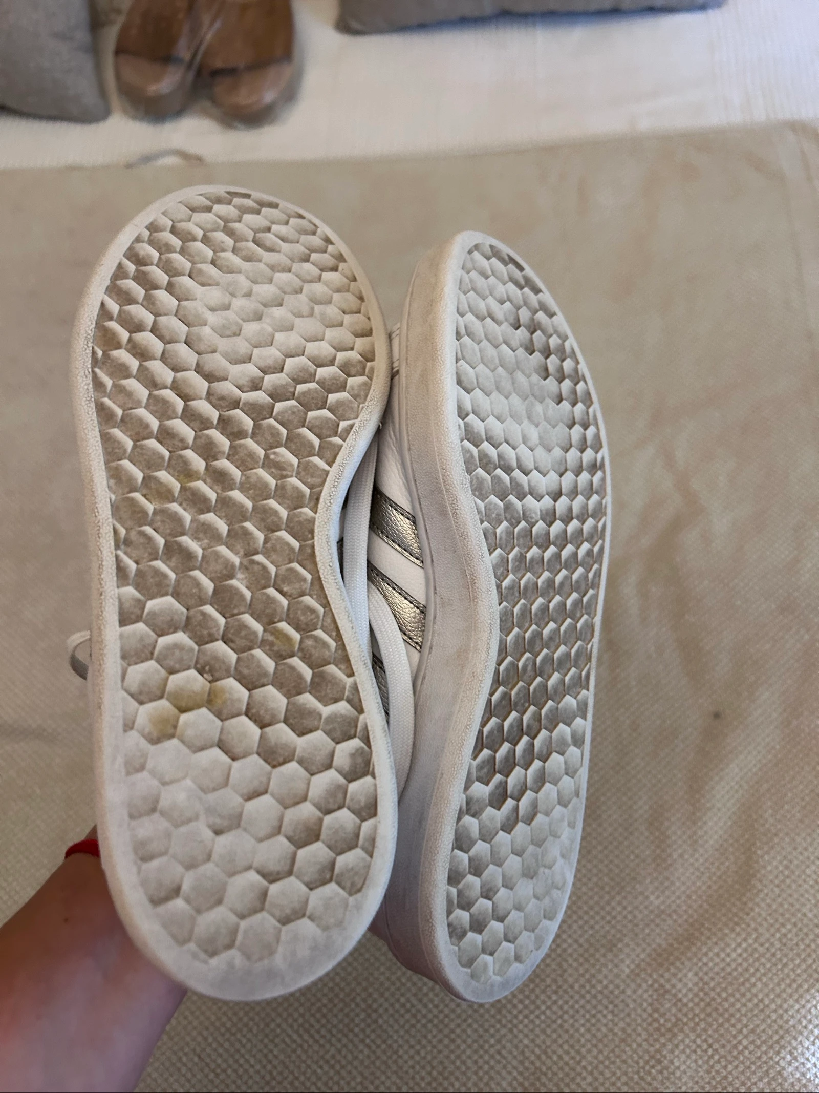 Tênis Adidas Grand Court na cor branca com as três faixas prateadas metalizadas – photo 9
